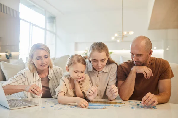 Ritratto Caldo Della Famiglia Moderna Con Due Bambini Che Risolvono — Foto Stock