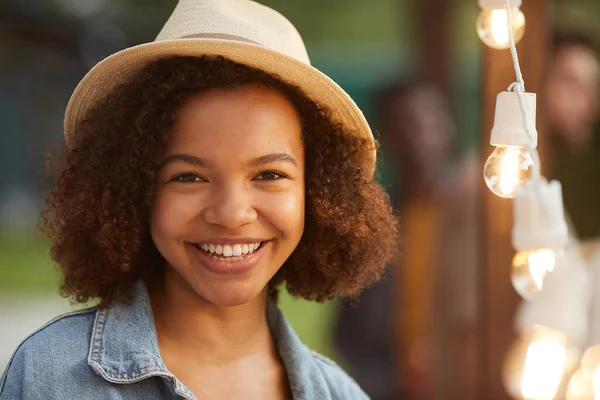 Uppriktig Närbild Porträtt Leende Afroamerikansk Kvinna Tittar Kameran När Står — Stockfoto