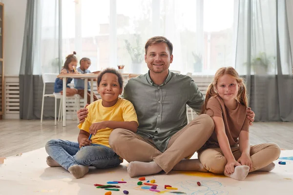 Retrato Larga Duración Joven Profesor Posando Con Niños Sonrientes Mientras —  Fotos de Stock