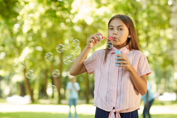 Portrait Taille Haute Adolescente Soufflant Des Bulles Regardant Caméra Tout — Photo