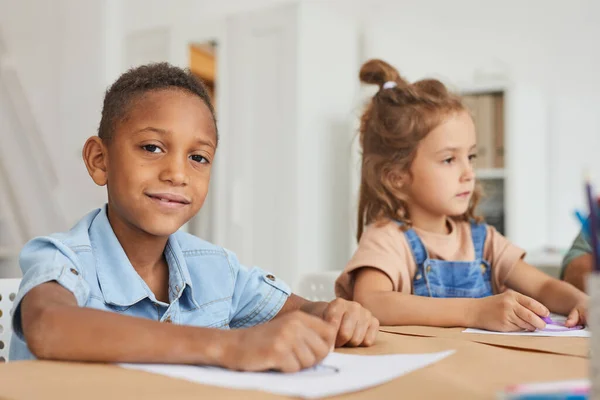 Retrato Niño Afroamericano Sonriendo Cámara Mientras Dibuja Dibujos Con Lápices —  Fotos de Stock