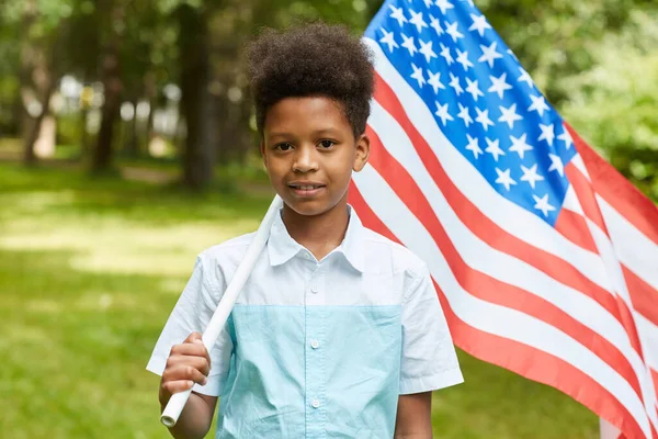 Midjan Upp Porträtt Leende Afrikansk Pojke Bär Amerikansk Flagga När — Stockfoto