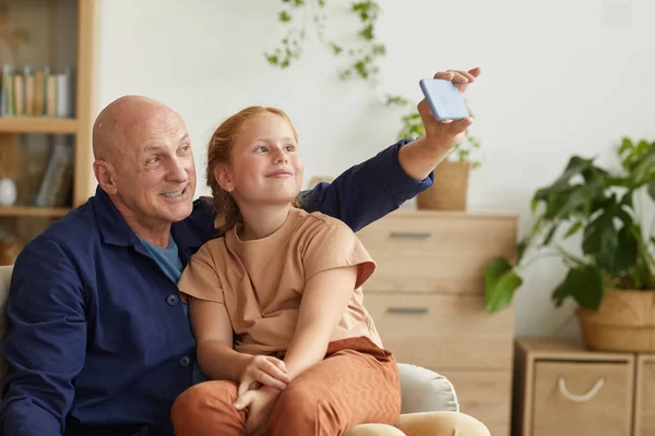 Caliente Retrato Tonificado Abuelo Feliz Tomando Selfie Través Teléfono Inteligente —  Fotos de Stock