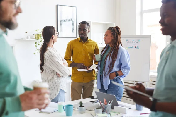 Multietnisk Grupp Kreativa Affärsmän Chattar Pausen Konferensrummet Fokus Leende Afroamerikansk — Stockfoto