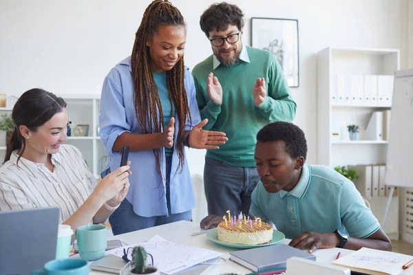 Grupo Multiétnico Personas Que Celebran Cumpleaños Oficina Centran Joven Afroamericano — Foto de Stock