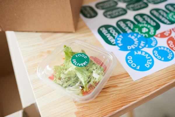 Fermeture Portion Salade Fraîche Dans Emballage Plastique Sur Une Table — Photo