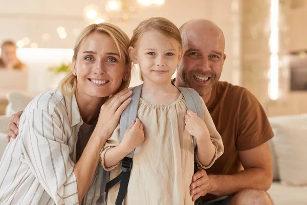 Retrato Tonos Cálidos Familia Feliz Mirando Cámara Sonriendo Mientras Posando —  Fotos de Stock