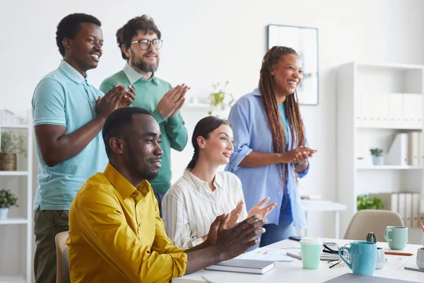 Porträt Eines Multiethnischen Geschäftsteams Das Applaudiert Und Lächelt Während Präsentationen — Stockfoto