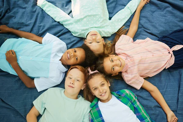 Top Zicht Multi Etnische Groep Kinderen Liggen Cirkel Deken Buiten — Stockfoto