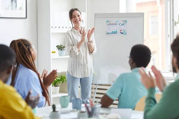 Portret Van Een Lachende Vrouwelijke Leider Die Applaudisseert Terwijl Hij — Stockfoto