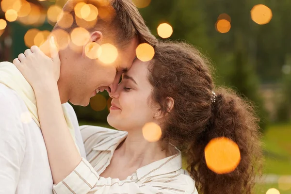 Cariñosa Pareja Joven Bailando Bajo Las Luces Fiesta Aire Libre — Foto de Stock