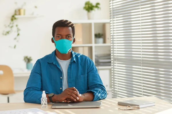 Portret Van Een Jonge Afro Amerikaanse Man Met Gezichtsmasker Die — Stockfoto