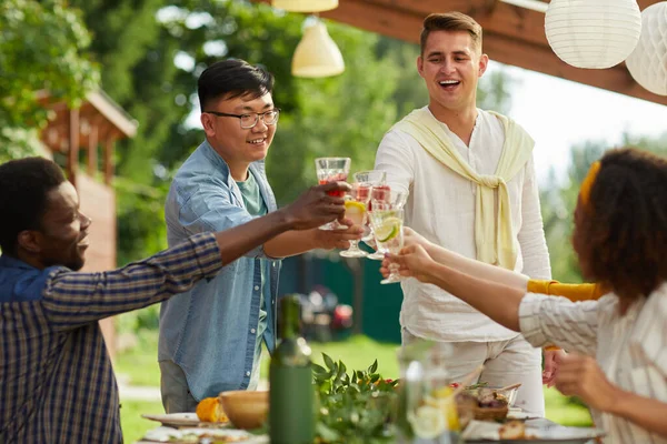 Multietnisk Grupp Vänner Njuter Middag Utomhus Sommarfesten Fokusera Två Män — Stockfoto