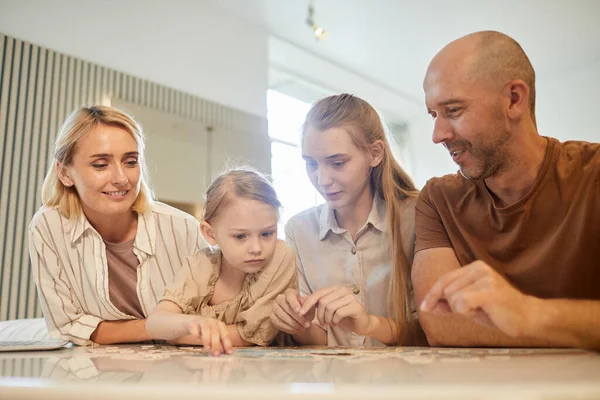 Portrait Chaud Angle Bas Famille Moderne Avec Deux Enfants Résoudre — Photo