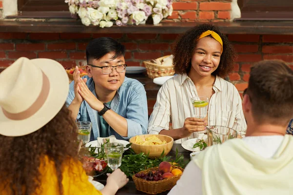 Gençlerin Dışarıda Arkadaşlarıyla Yemek Yerken Çekilmiş Portresi Yaz Partisinde Masada — Stok fotoğraf