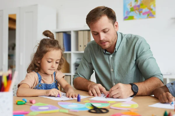 Ritratto Giovane Padre Che Disegna Con Figlioletta Mentre Gode Classe — Foto Stock