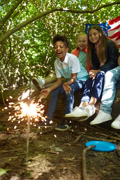 多民族儿童躲在大树下 躲在森林里的树枝下 或在后院玩耍时 点着火花 — 图库照片