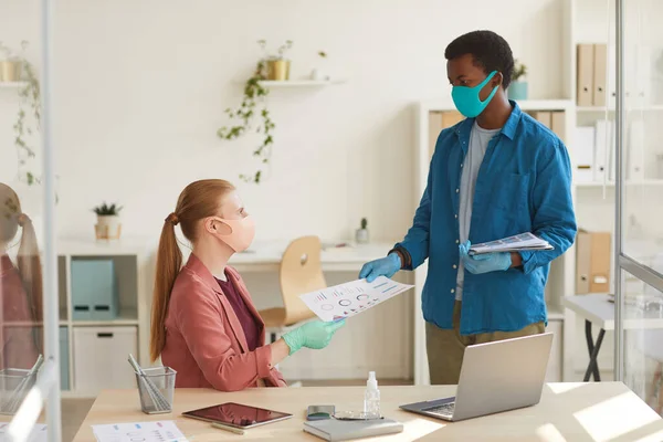 Retrato Una Joven Empresaria Con Máscara Guantes Entregando Documentos Colega — Foto de Stock