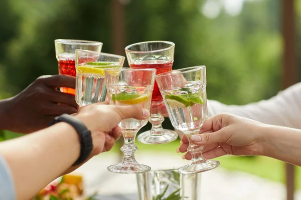 Närbild Multietnisk Grupp Vänner Klänga Cocktail Glasögon Medan Njuter Utomhus — Stockfoto