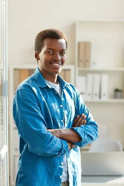 Verticale Taille Omhoog Portret Van Jonge Afro Amerikaanse Man Glimlachend — Stockfoto