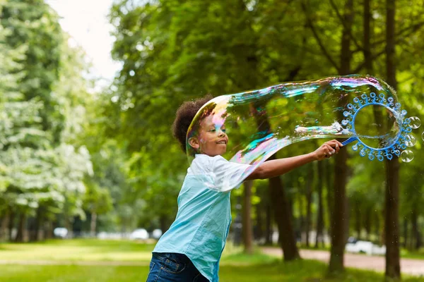 Portrait Taille Mignon Garçon Afro Américain Jouant Avec Des Bulles — Photo