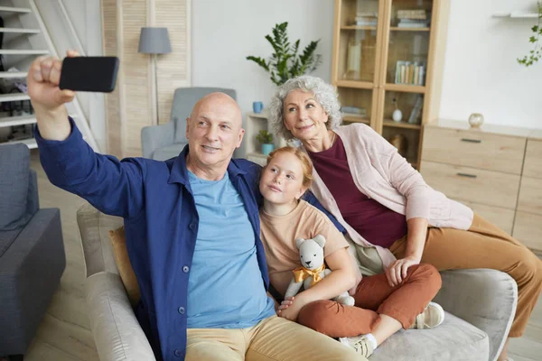 Retrato Pareja Ancianos Modernos Tomando Foto Selfie Través Teléfono Inteligente — Foto de Stock