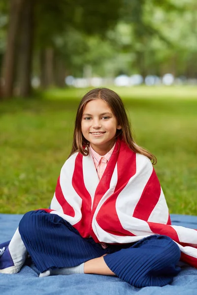 Amerikan Bayrağıyla Kaplanmış Parkta Piknik Battaniyesinde Oturan Kameraya Gülümseyen Güzel — Stok fotoğraf