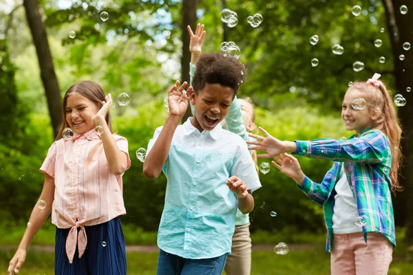 Талия Портрет Многонациональной Группы Беззаботных Детей Играющих Пузырьками Открытом Воздухе — стоковое фото