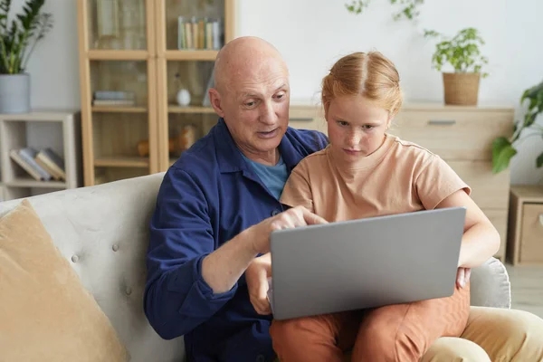 Warme Portret Van Gelukkige Grootvader Met Behulp Van Laptop Met — Stockfoto