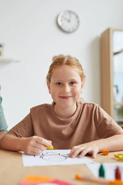 Verticaal Portret Van Sproeten Roodharig Meisje Glimlachend Naar Camera Tijdens — Stockfoto