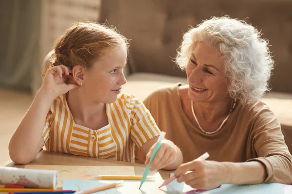 Warm Getönte Porträt Einer Lächelnden Seniorin Die Das Niedliche Rothaarige — Stockfoto