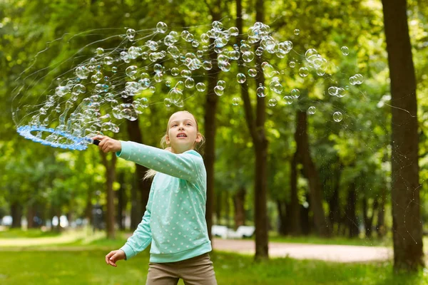 Pas Portrét Roztomilé Dívky Hrát Bublinami Venku Zeleném Parku Drží — Stock fotografie
