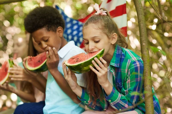 Multi Ethnic Group Kids Eating Watermelon Sitting Row While Playing — Stock Photo, Image