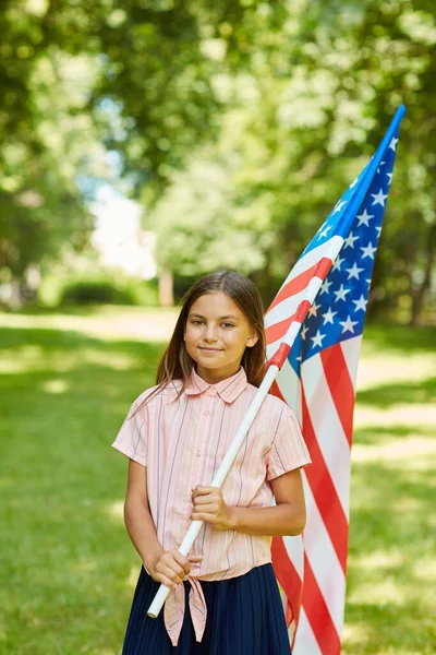 Vertikal Midja Upp Porträtt Leende Skolflicka Bär Amerikansk Flagga När — Stockfoto