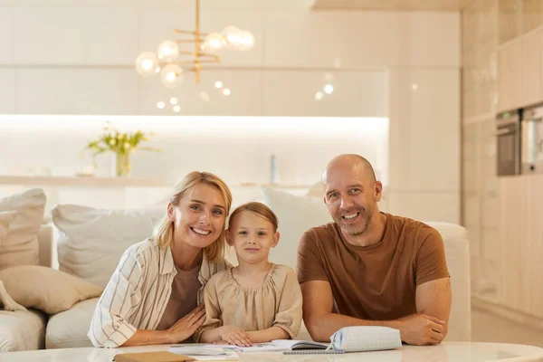 Warme Portret Van Gelukkig Jong Gezin Kijken Naar Camera Glimlachen — Stockfoto