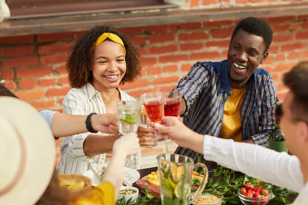 Grupo Multiétnico Amigos Brindando Mientras Disfrutan Cena Aire Libre Verano — Foto de Stock