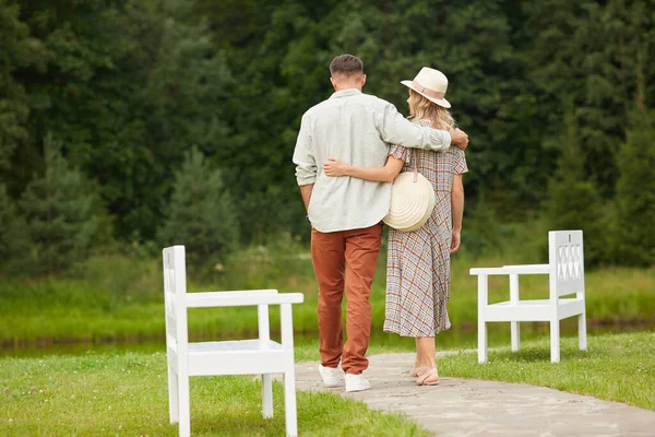 Porträt Eines Romantischen Erwachsenen Paares Das Sich Umarmt Während Rustikaler — Stockfoto