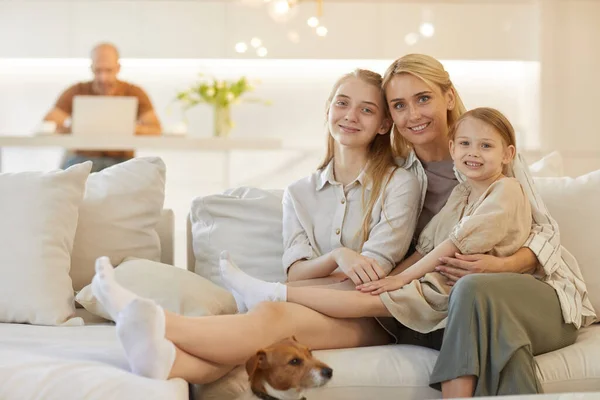 Retrato Cálido Madre Feliz Abrazando Dos Hijas Mientras Posan Juntas —  Fotos de Stock