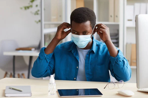 Portret Van Een Jonge Afro Amerikaanse Man Die Gezichtsmasker Opdoet — Stockfoto