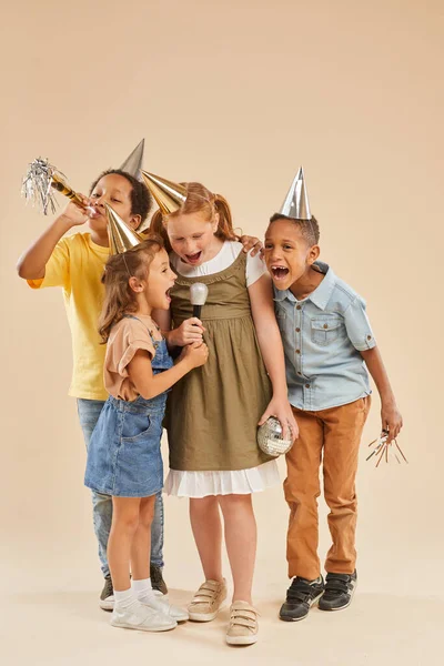 Ritratto Verticale Figura Intera Diversi Gruppi Bambini Che Indossano Cappelli — Foto Stock