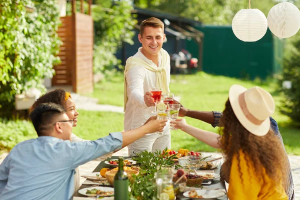 Retrato Joven Sonriente Brindando Con Amigos Mientras Disfruta Cena Terraza — Foto de Stock