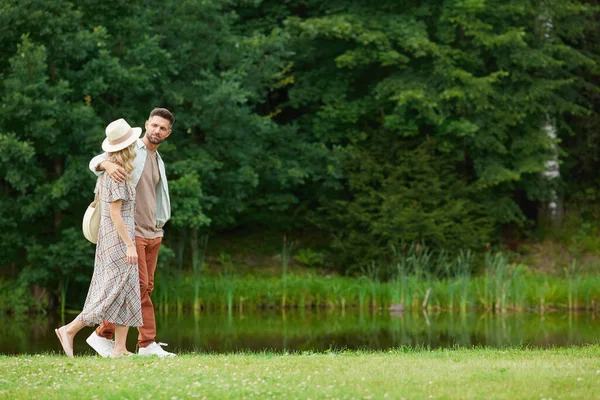 Seitenansicht Porträt Eines Romantischen Erwachsenen Paares Das Sich Beim Spazierengehen — Stockfoto