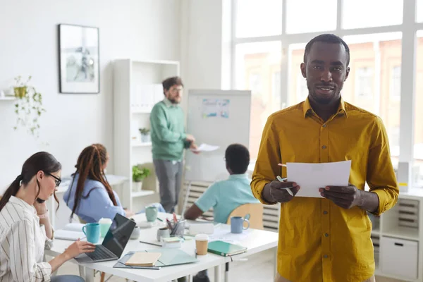 Midjan Upp Porträtt Unga Afroamerikanska Mannen Ler Och Tittar Kamera — Stockfoto