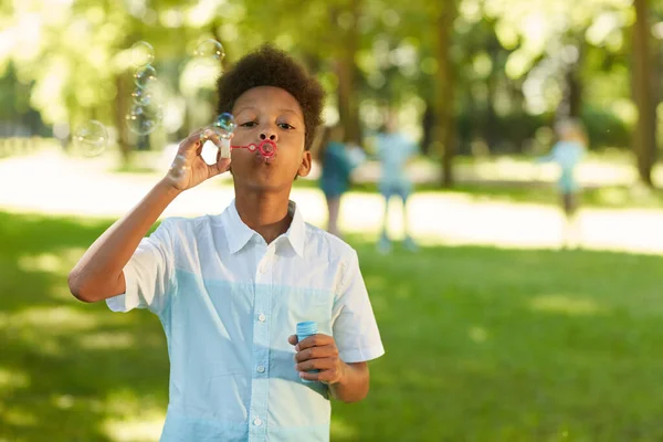 Pas Portrét Dospívající Afroameričan Chlapec Foukání Bubliny Zatímco Stojí Zeleném — Stock fotografie