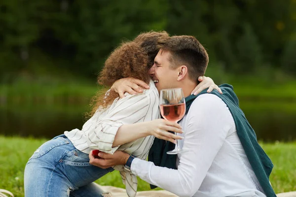 Vista Lateral Mujer Joven Feliz Abrazando Novio Mientras Acepta Propuesta — Foto de Stock