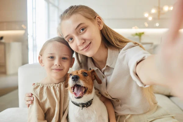 Retrato Tonos Cálidos Dos Hermanas Tomando Selfie Con Perro Mascota —  Fotos de Stock
