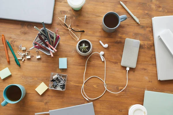 Visão Superior Imagem Fundo Mesa Trabalho Desordenada Com Copos Canecas — Fotografia de Stock