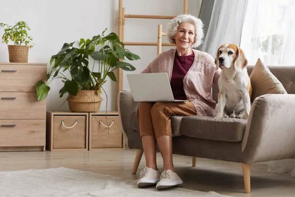 Ganzes Porträt Einer Modernen Seniorin Mit Laptop Während Sie Mit — Stockfoto