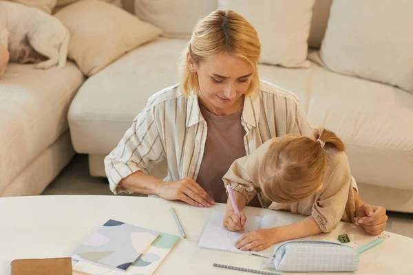 Ritratto Caldo Alto Angolo Felice Giovane Madre Sorridente Mentre Aiuta — Foto Stock