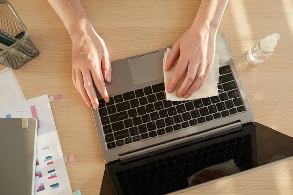 Obere Ansicht Nahaufnahme Einer Unkenntlichen Frau Die Ihren Laptop Desinfiziert — Stockfoto